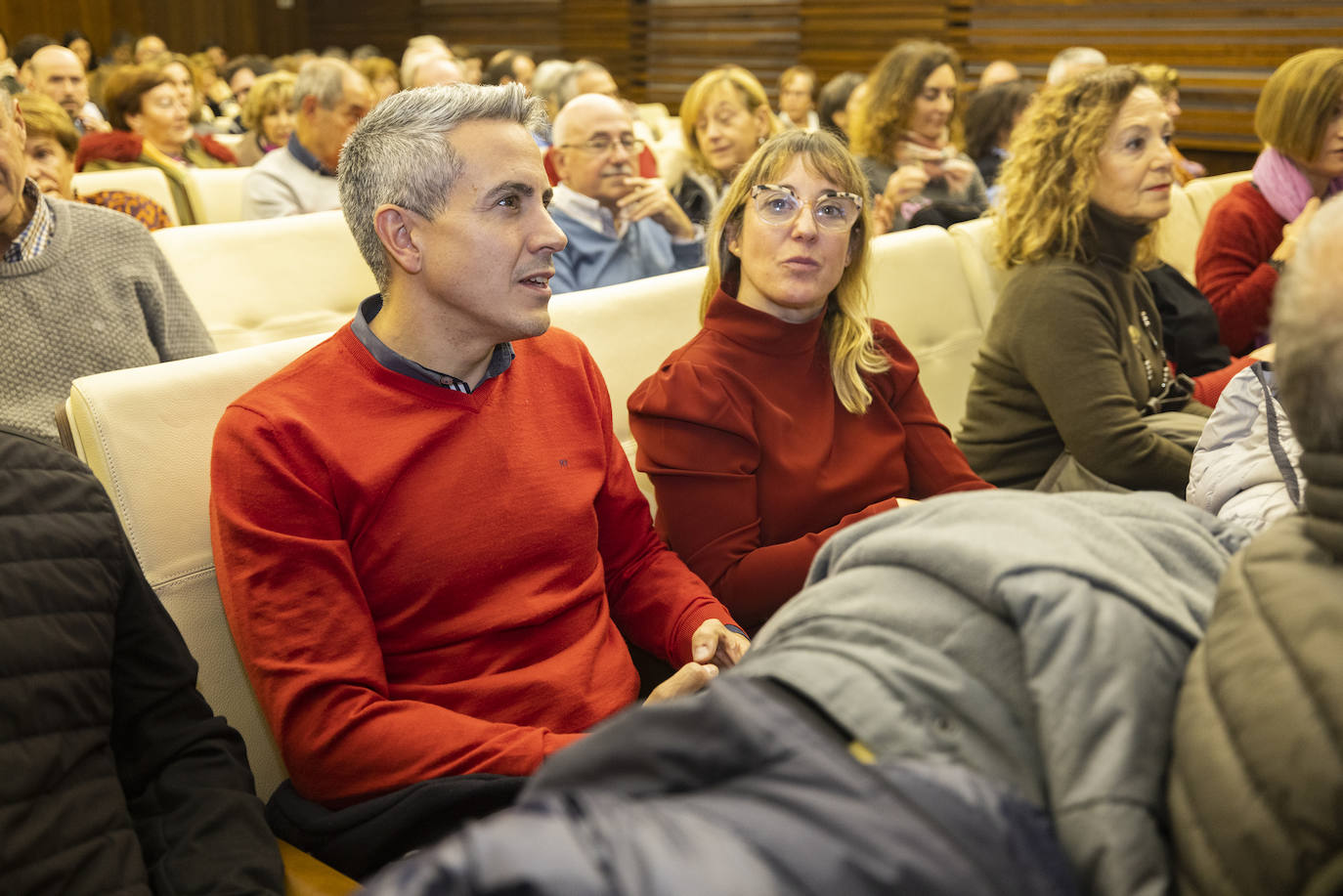 Entre el público estaba el secretario general del PSOE en Cantabria y diputado Pablo Zuloaga, que fue consejero de Cultura durante la última legislatura y conocía a todos los premiados. Acudió a la gala de la Sociedad Cántabra de Prehistoria junto a Eugenia Gómez de Diego, actual delegada del Gobierno en la región. El martes, día que se tomó esta imagen, se había hecho público su nombramiento, pero hasta que ayer no salió publicado en el BOC no lo era oficialmente.