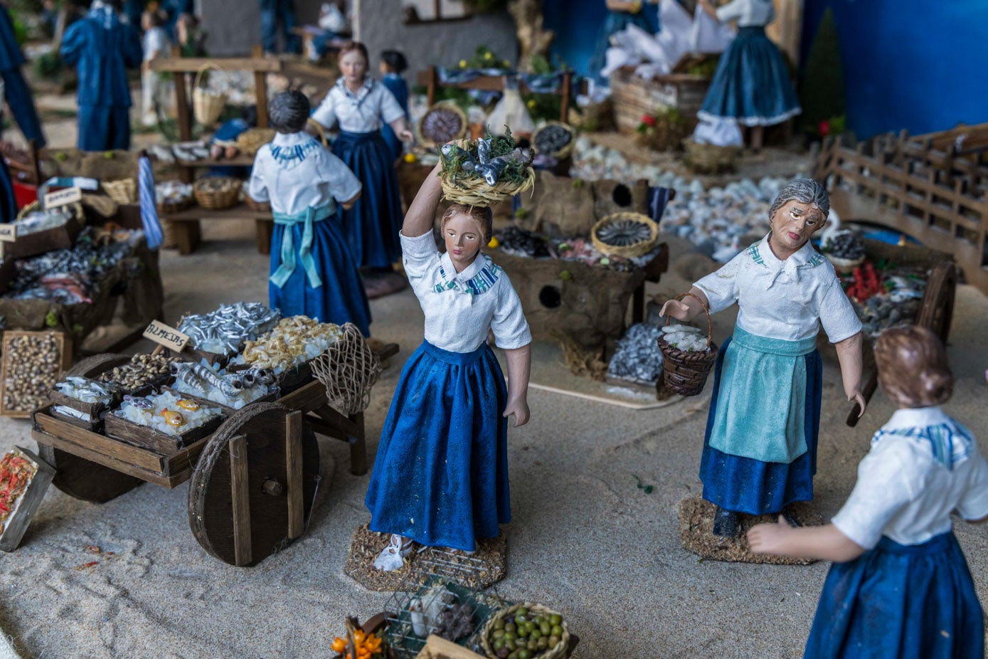 Las mujeres que venden pescado con sus carpanchos. 