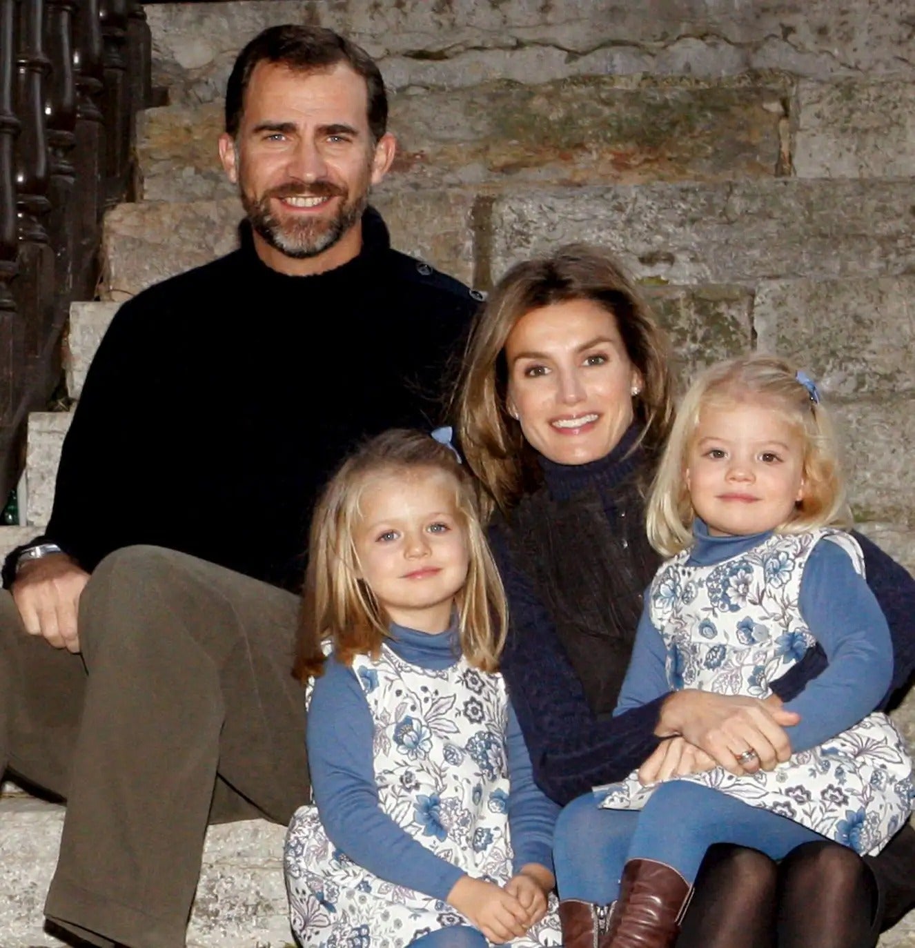 Un nuevo retrato familiar de Letizia y Felipe con sus hijas; todos con un look bastante informal.