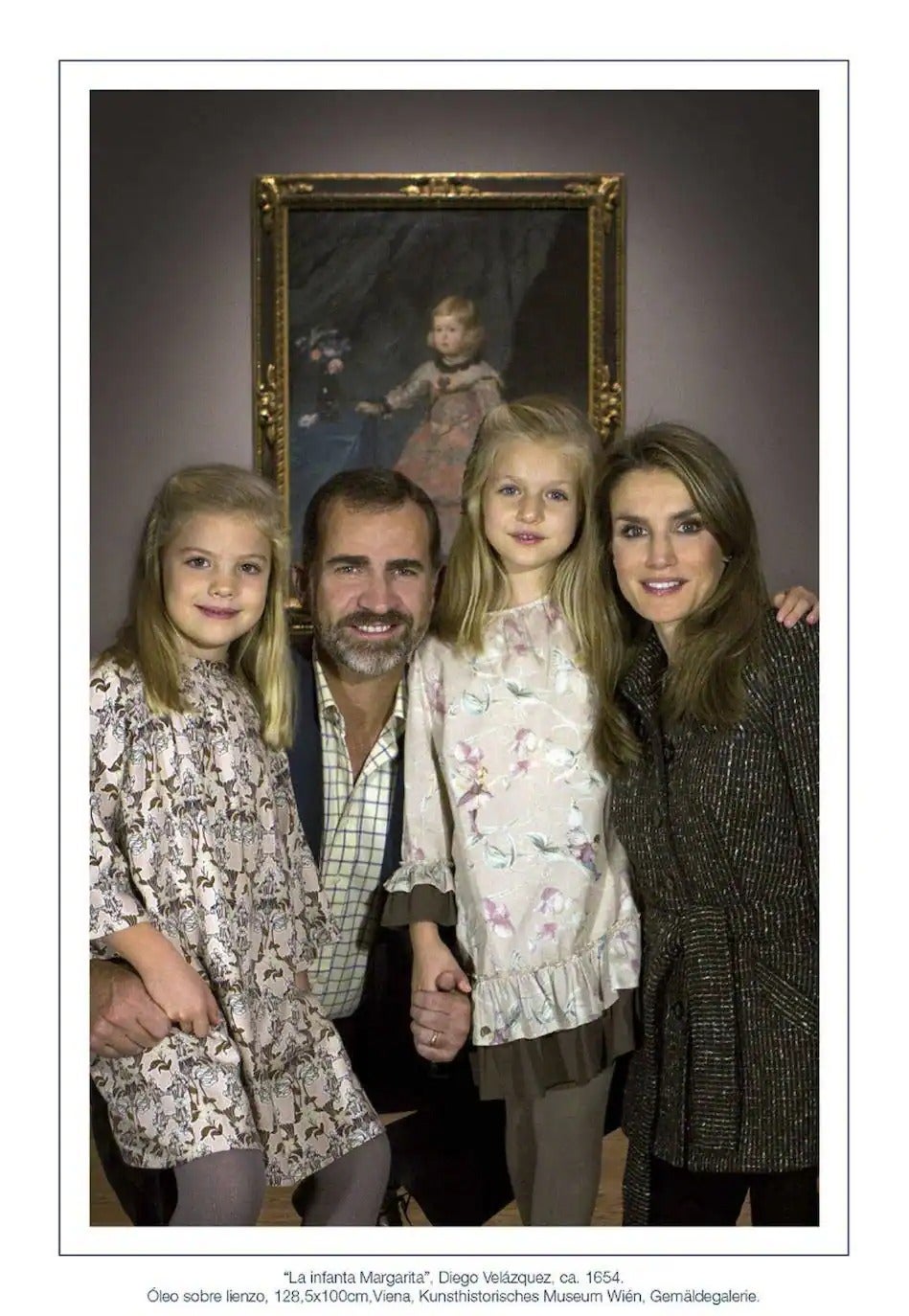 Los Príncipes de Asturias y las infantas Leonor y Sofía posan en el Museo Nacional del Prado con motivo de la exposición 'Velázquez y la familia de Felipe IV'. Felipe, Letizia, Leonor y Sofía posaban ante el cuadro 'La infanta Margarita'.