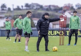 José Alberto da indicaciones a sus jugadores durante una en La Albericia.