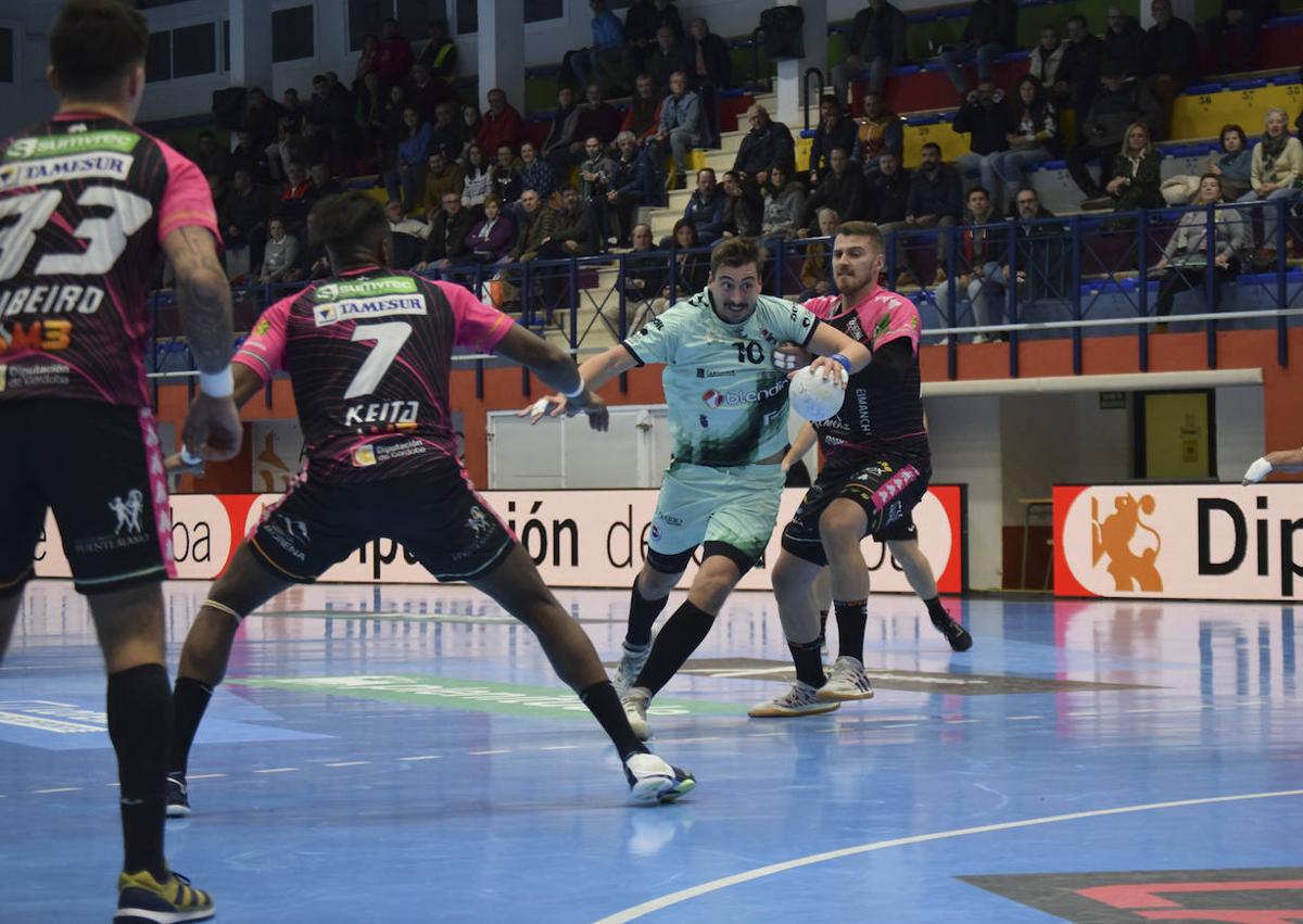 Imagen secundaria 1 - En la primera imagen, Alonso avanza con el balón. En la segunda, Böhm en un lance del juego. Ernesto Sánchez recibió un homenaje por su último partido con el Blendio Sinfín.