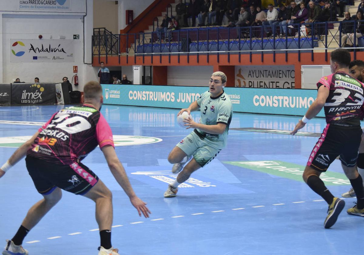 Imagen principal - En la primera imagen, Alonso avanza con el balón. En la segunda, Böhm en un lance del juego. Ernesto Sánchez recibió un homenaje por su último partido con el Blendio Sinfín.