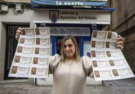 Andrea Montes posa ante la administración de la calle Burgos con dos números curiosos, el 33333 (el de los taxistas) y el 99999 (el último).