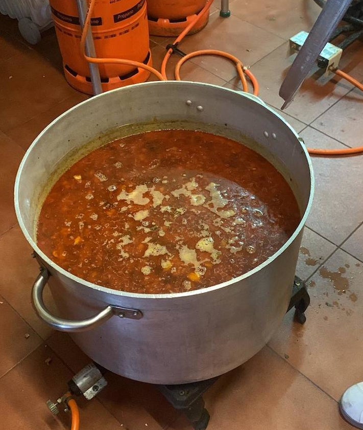 Imagen secundaria 2 - La conocida como Casa de Cura fue el lugar escogido para la celebración, que repartió más de 100 raciones de cocido.