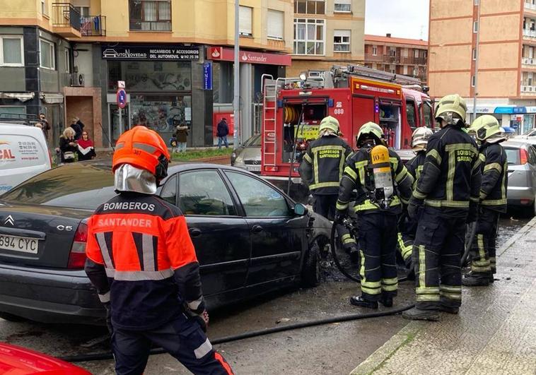 Una dotación de bomberos de Santander sofocó el incendio.