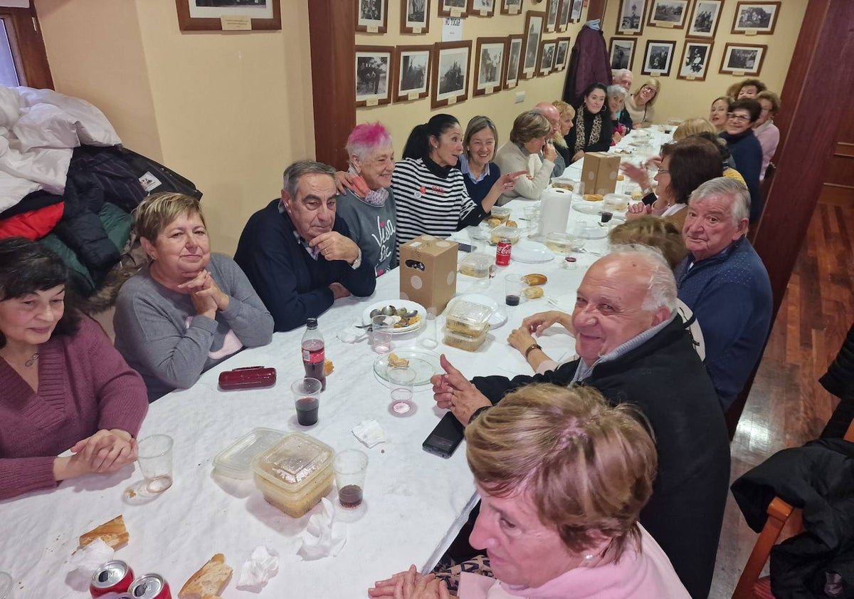 Imagen principal - La conocida como Casa de Cura fue el lugar escogido para la celebración, que repartió más de 100 raciones de cocido.