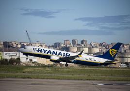 Un avión de Ryanair despega en el Seve Ballesteros.