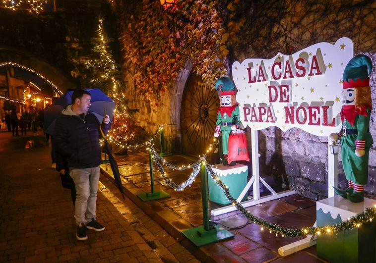 Dos elfos cascanueces dan la bienvenida a la casa.