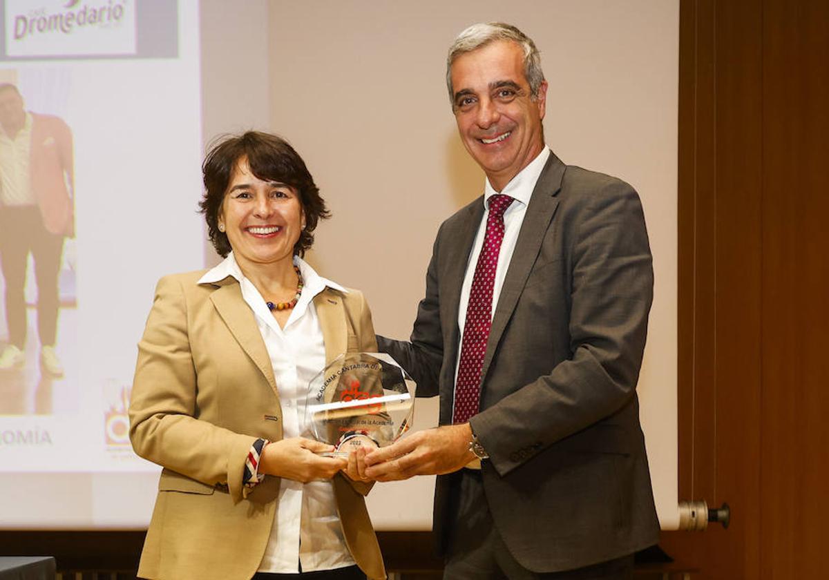 El director general de Turismo y Hostelería, Gustavo Cubero, entregó el premio especial de la Academia a Café Dromedario, que recogió la consejera delegada, Charo Baqué.