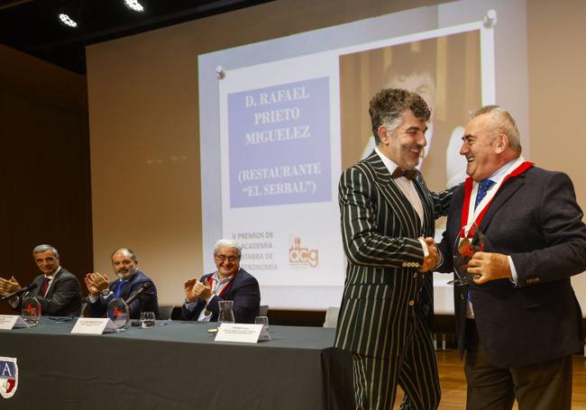 Rafael Prieto, de El Serbal, recibió el premio de Fernando Fraile.