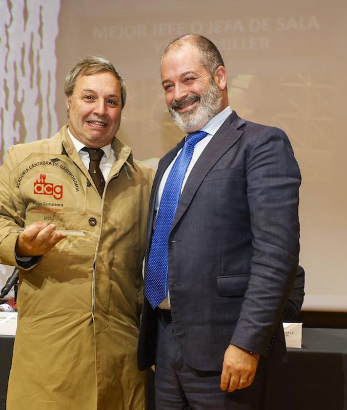 Imagen secundaria 2 - Arriba, Maite y Lorena Martínez, tras recibir el trofeo de manos de académico Juanjo García. Abajo, Javier Hernández de Sande entregando el premio al mejor cocinero a Samuel Fernández, de El Remedio. Y a la derecha, Antonio Pérez, junto al rector de Uneatlántico, Rubén Calderón. 