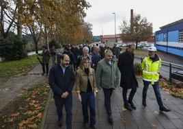 Autoridades se citan en el recorrido del futuro desvío provisional, este viernes, en el entorno de La Lechera (Torrelavega).