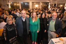 Natividad Pérez, Emilio del Valle, Leticia Díaz, Laura Velasco y Roberto García Corona, antes de la cena.