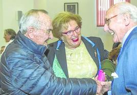 El doctor Juan Abaitua (a la derecha), junto a la enfermera Rosa Alonso y Luis Díez, primer trasplantado renal de donante fallecido, con motivo de la celebración del 2.000 trasplante de riñón en Valdecilla.