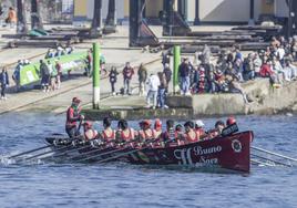 La Marinera, en una regata de este verano en el puereto de Castro.