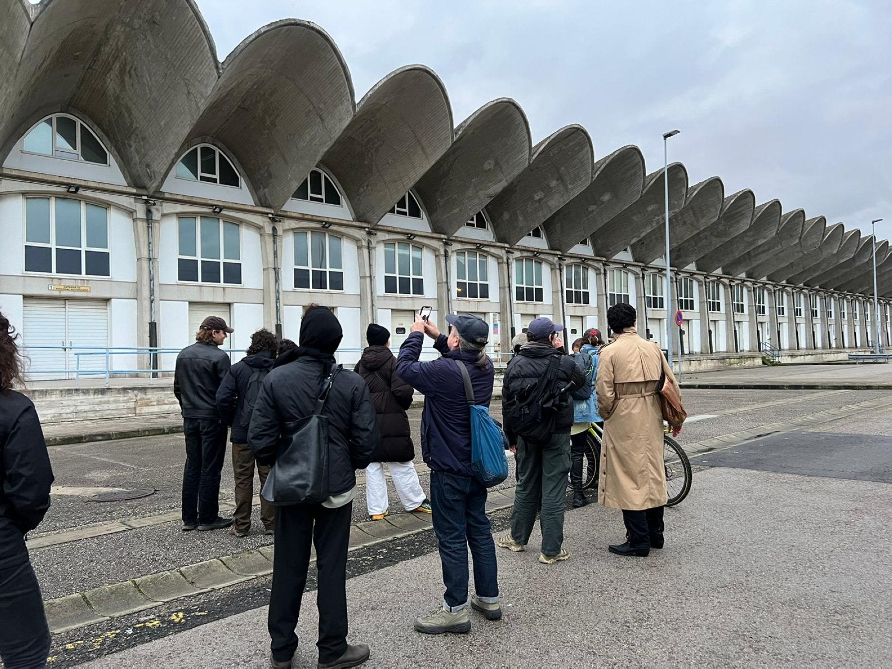 Participantes en Praxis durante una visita a los edificios de la lonja.