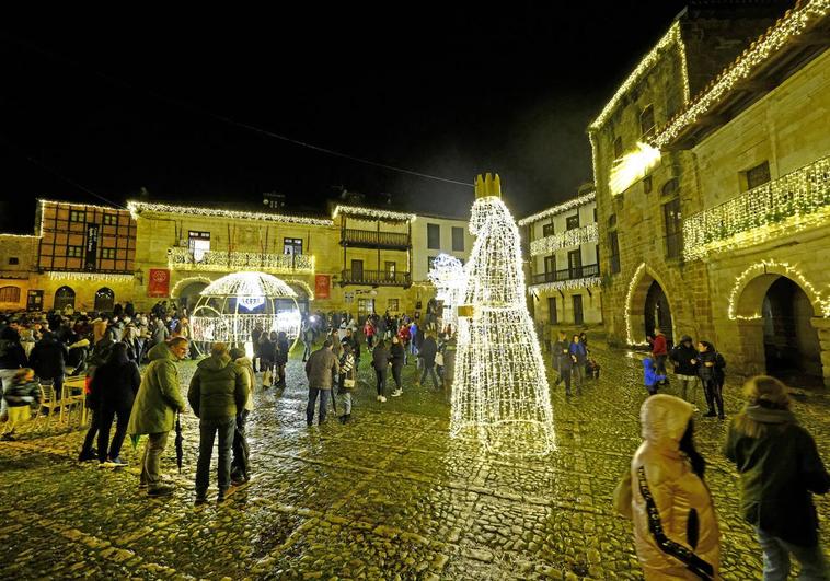 La Plaza Mayor es uno de los lugares más especiales. Allí están los Reyes Magos y la bola, entre otros adornos.