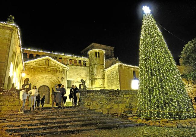 Un árbol ante la imponente Colegiata de Santillana.