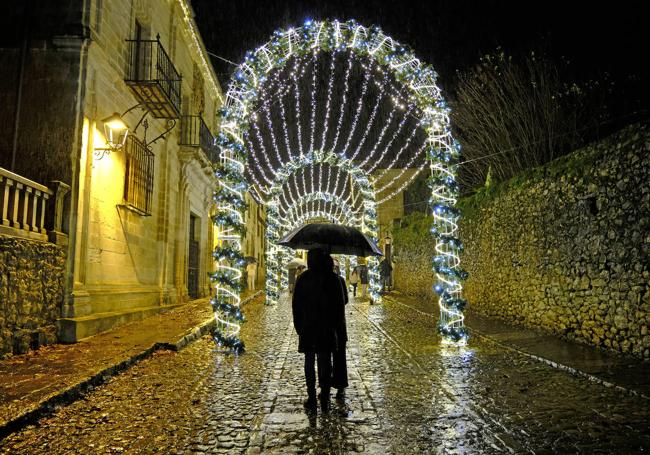 El arco de luces en uno de los accesos al casco urbano, otra novedad.