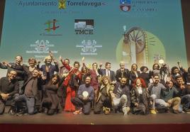 Los premiados en esta edición del Festival, en la tradicional foto de familia con los organizadores, miembros del jurado y autoridades.