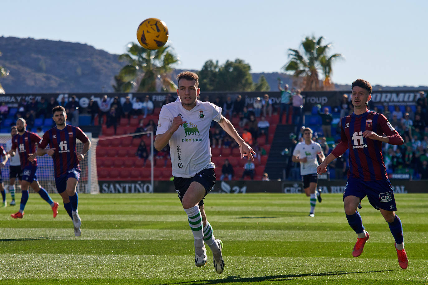 Íñigo Vicente corre tras el balón. 