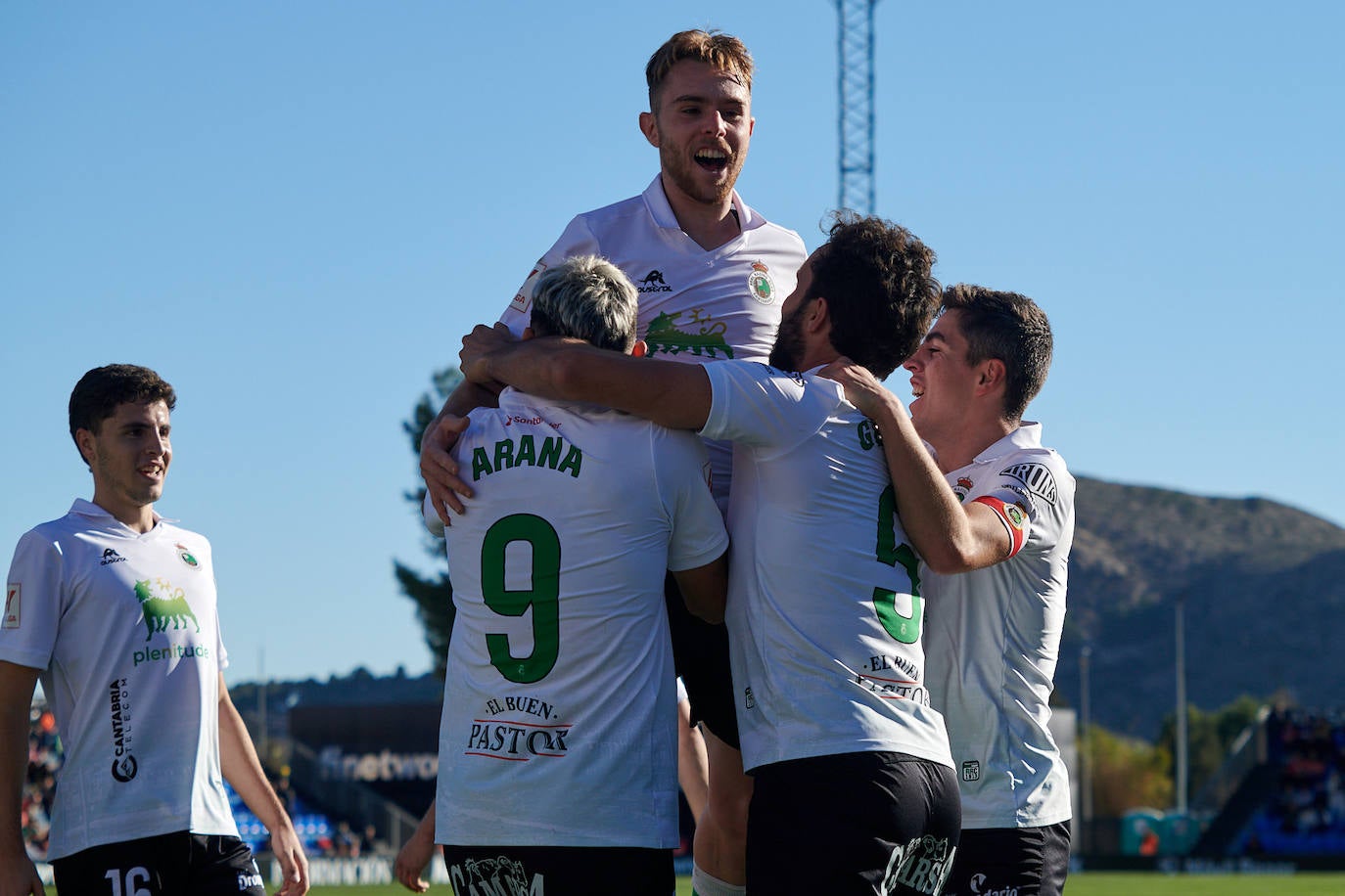 Iván Morante, Arana, Peque e Íñigo Sainz-Maza celebran junto a Germán Sánchez el gol del andaluz. 