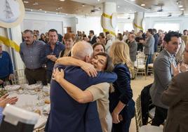 Sáenz de Buruaga se abraza con el exsenador Alberto Terán