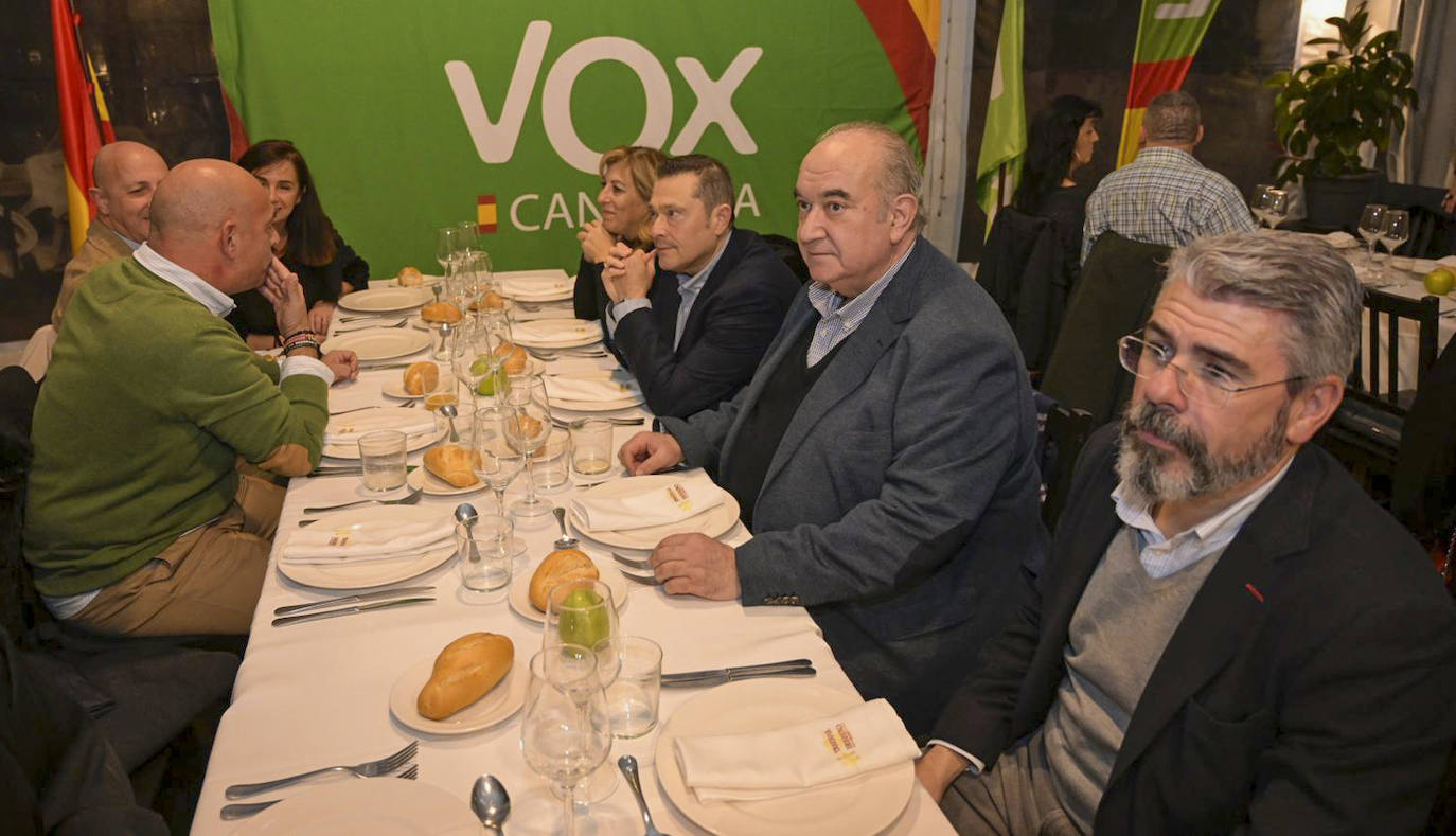 La mesa presidencial, en la que se sentó la directiva regional de Vox.