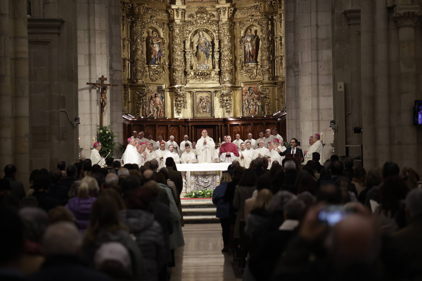 Arturo Ros, orando mientras el coro A Capella de Santander interpretaba uno de los cánticos religiosos.