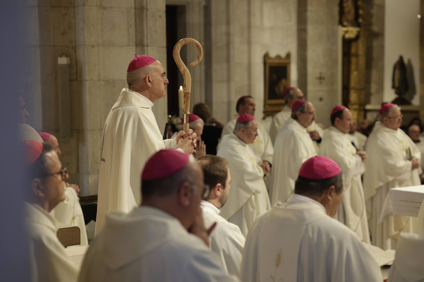 El nuevo obispo sostiene el báculo episcopal.