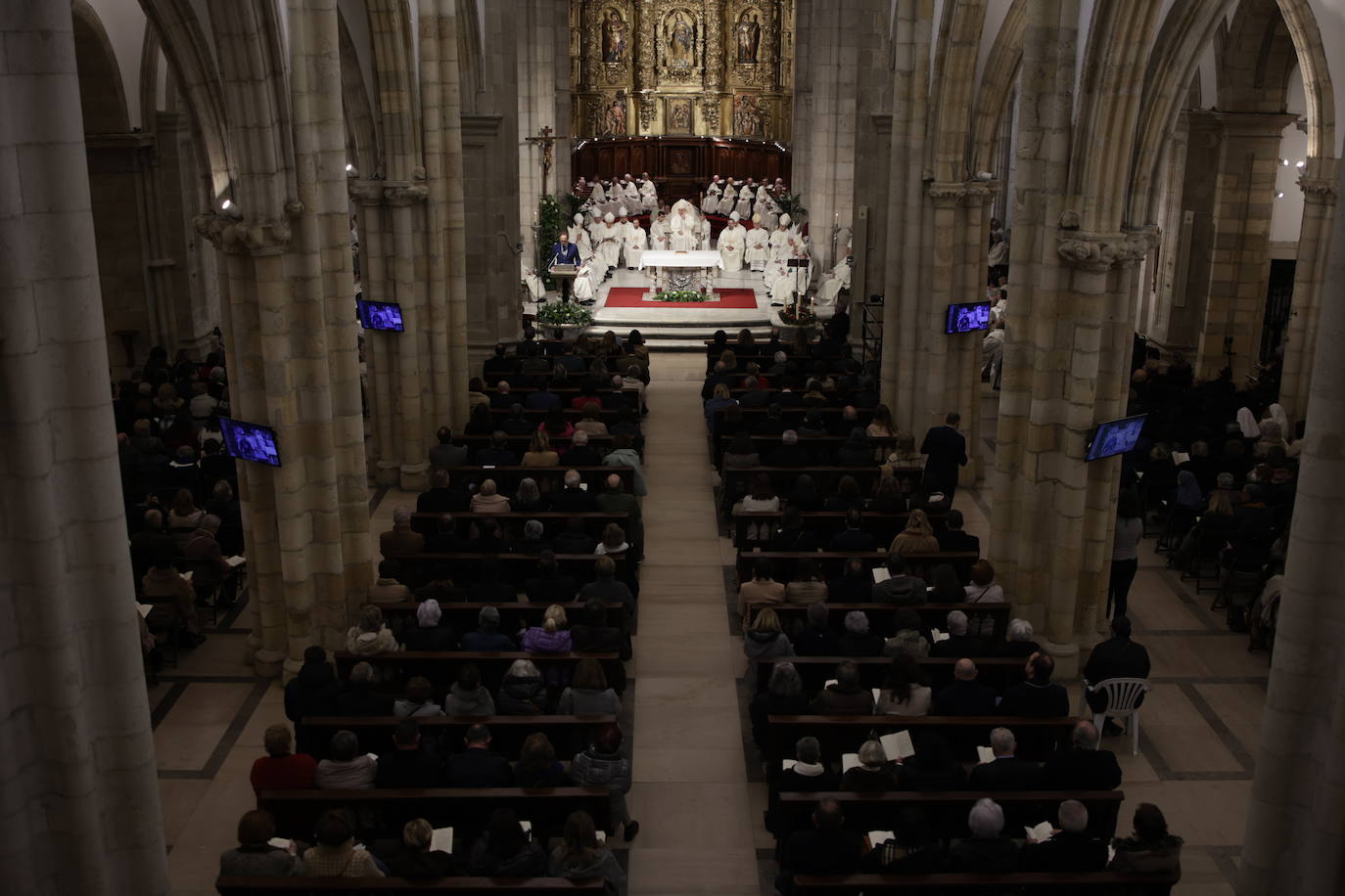 Numerosas personas hicieron cola desde bien pronto por la mañana para poder acceder al interior de la catedral.