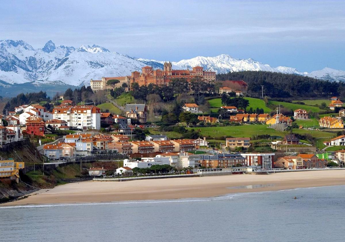 Vista panorámica de Comillas, con la playa en primer término y la Universidad Pontificia, al fondo.