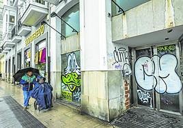 Uno de los locales vacíos del Paseo de Pereda, junto a la tienda Godofredo, lleno de grafitis.