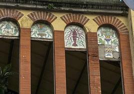 Algunos de los azulejos, de 120 años de antigüedad, han caído.