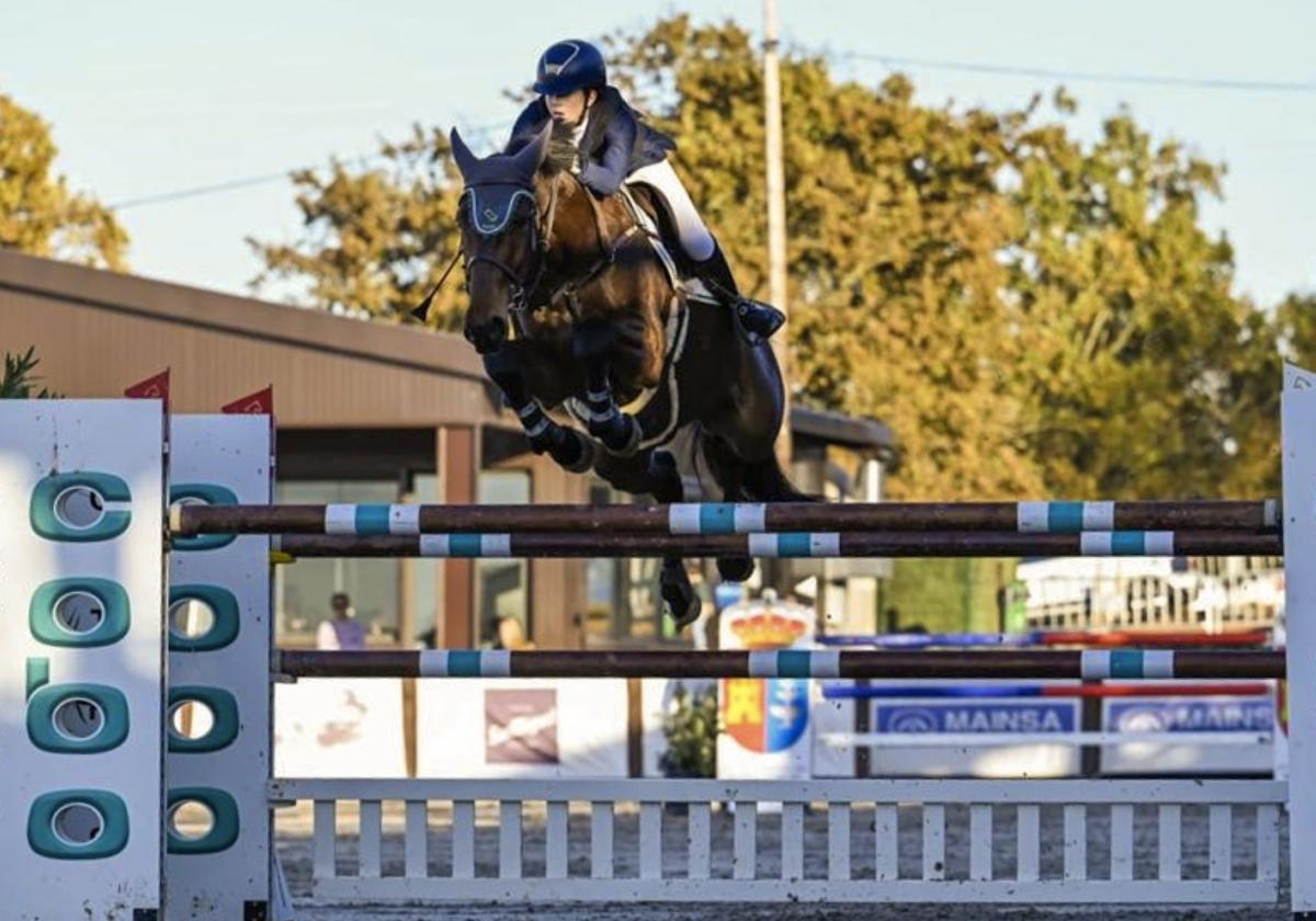 Uxue Arruza y Clarín de Llamosas, en uno de los obstáculos del Gran Premio Trofeo Ayuntamiento de Medio Cudeyo.