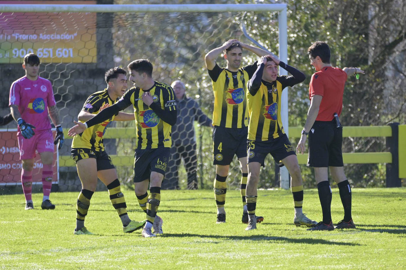 De izquierda a derecha, Hitoshi, Jesús Villar, Mier y Riki, se llevan las manos a la cabeza cuando el colegiado señala penalti a favor del Valladolid Promesas. 