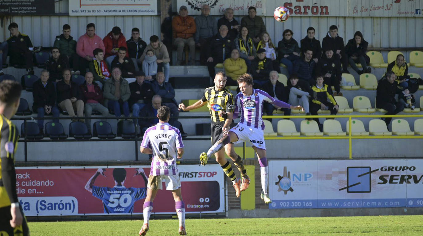 Cañizo logra ganar el duelo aéreo al jugador del Valladolid Promesas 