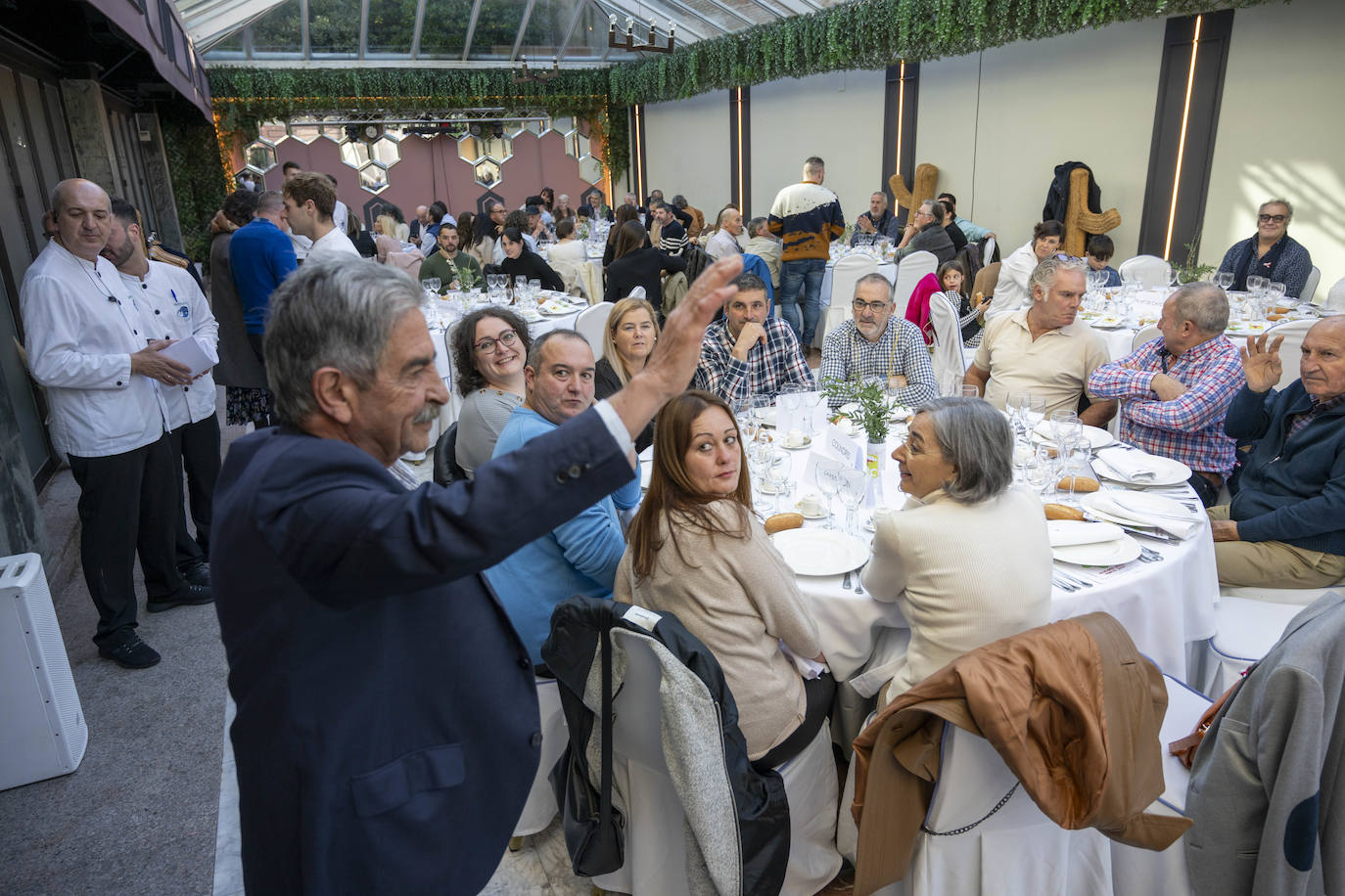 Revilla saluda a los militantes que comieron en la carpa que tuvo que añadirse para ampliar el aforo. Al fondo, el exalcalde de Noja.