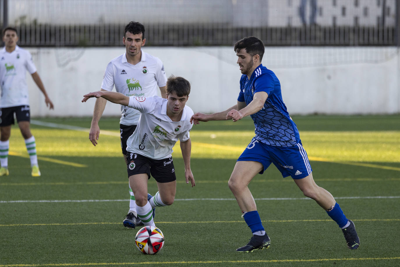 Neco Celorio, en duelo con un jugador del Covadonga para hacerse con el balón