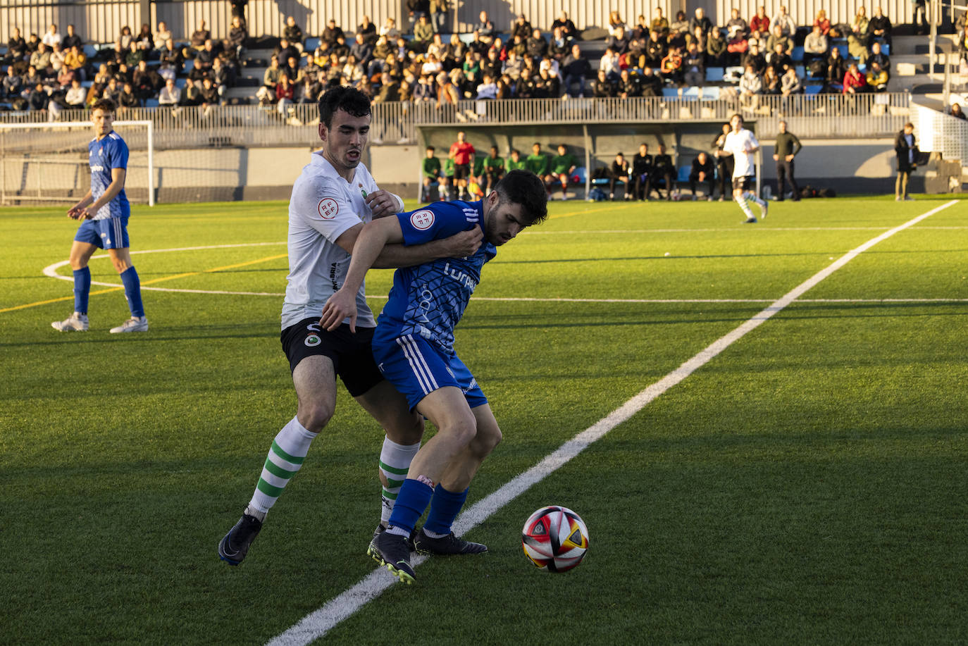 Jorrín trata de robar la pelota a un jugador del Covadonga