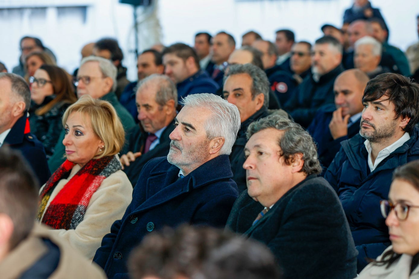 Cerca de 200 personas estuvieron en el acto, entre los que se puede ver al expresidente de Cantabria, José Joaquín Marínez Sieso, el ex consejero y ex presidente del Puerto de Santander, Francisco Martín o el senador autonómico, Íñigo Fernández.