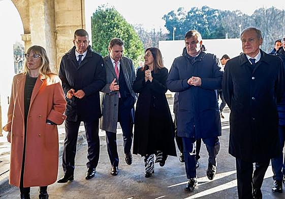 Buruaga, en el centro, junto a las autoridades políticas y responsables del proyecto.