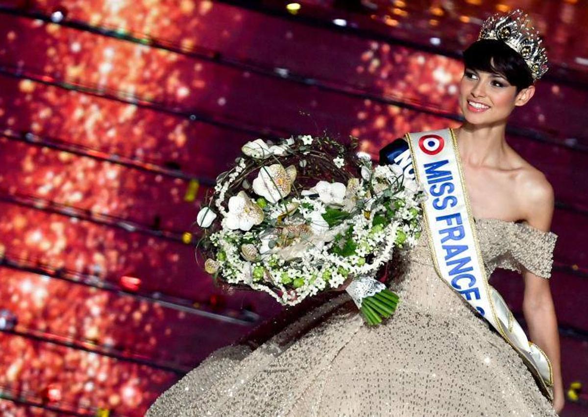 Imagen secundaria 1 - La ganadora, durante varios momentos de la gala, y en la imagen inferior, en una imagen antigua con el cabello largo. 