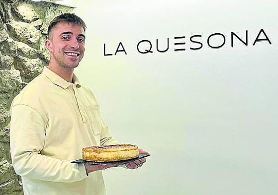 David Fernández muestra sus primeras tartas de queso en el local abierto en la calle Arrabal.