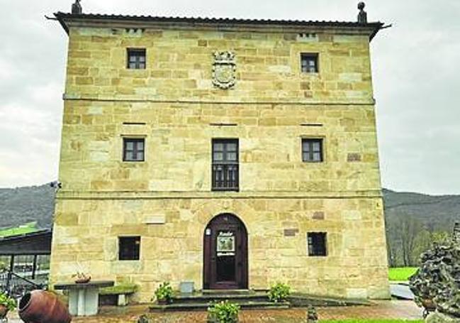 Una antigua torre del siglo XVII acoge este asador y alojamiento con siete habitaciones.