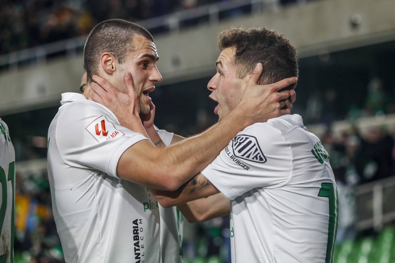 Álvaro Mantilla e Íñigo Vicente se celebran el primer tanto del Racing, tras una gran jugada del jugador de Derio. 