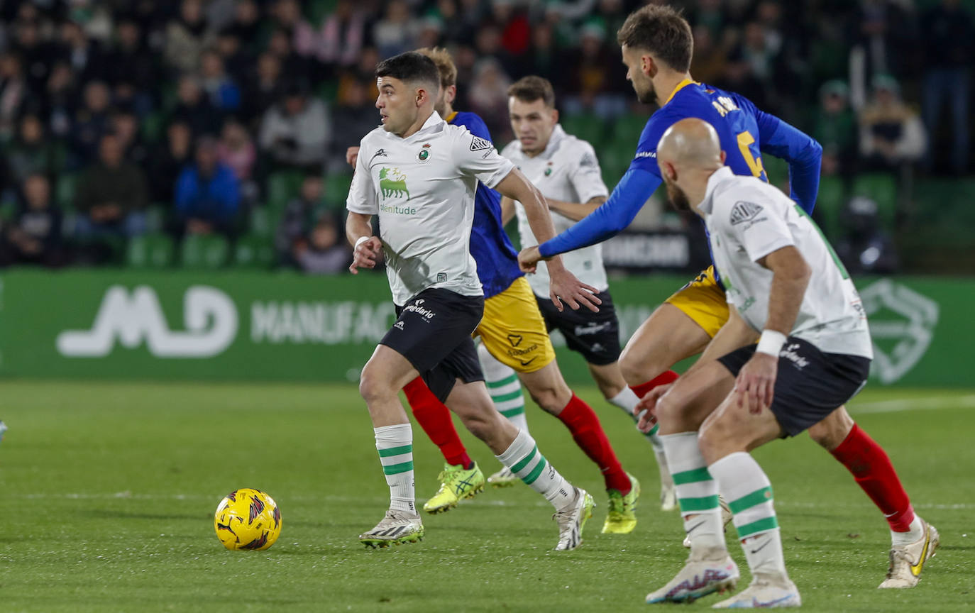 Aldasoro conduce la pelota en el partido ante el Andorra. 