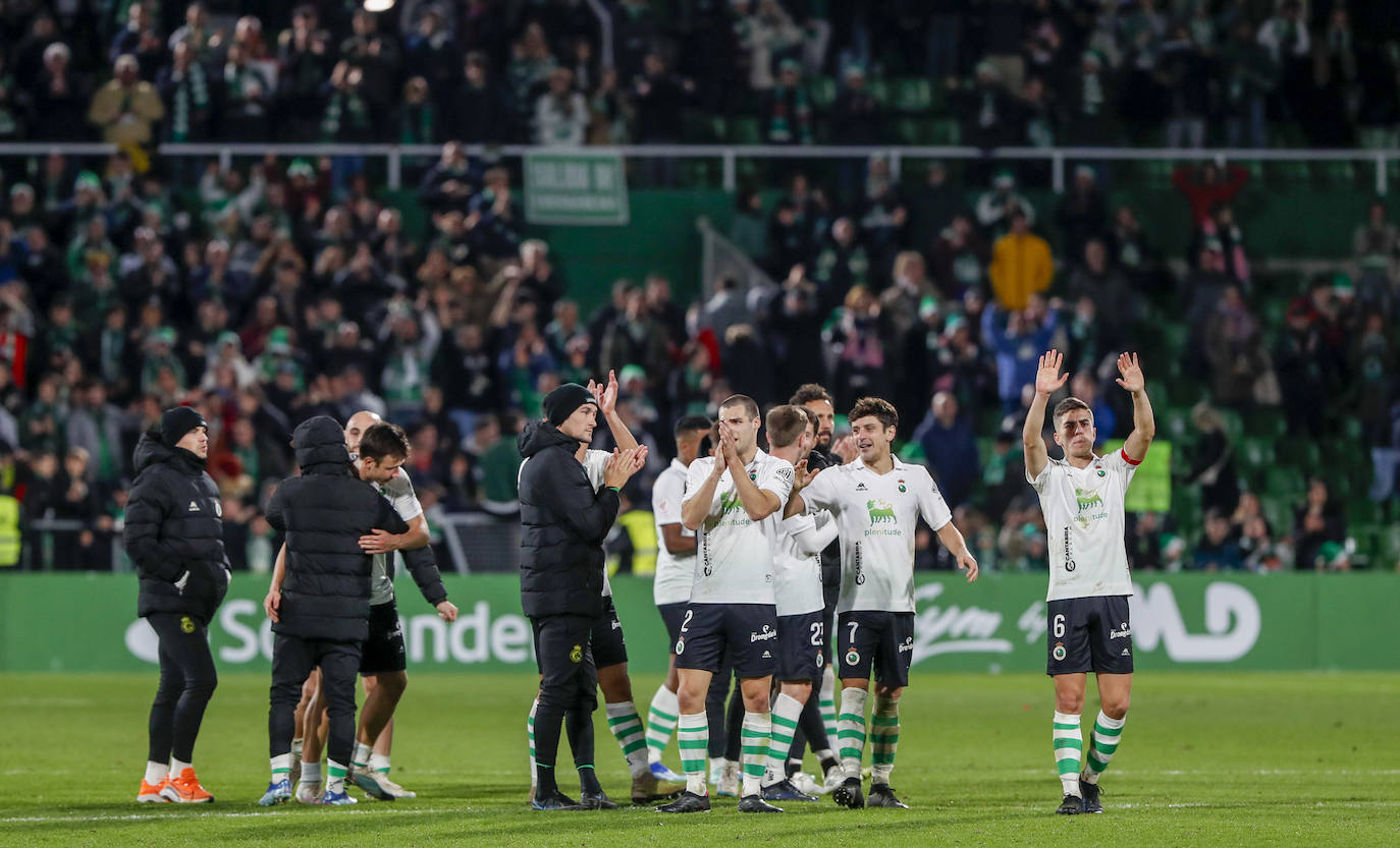 Los jugadores del Racing saludan a los aficionados después de la victoria ante el Andorra. 