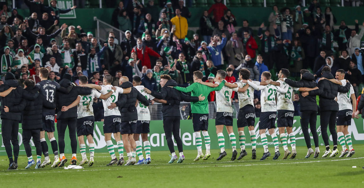 La plantilla agradece a la Gradona su apoyo, como hace habitualmente al término de los partidos. 